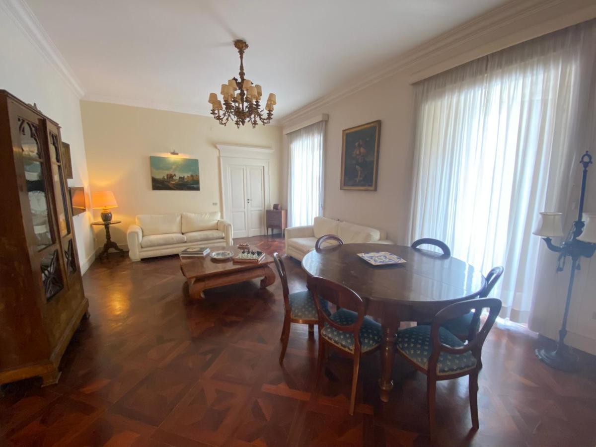 Royal In San Domenico Maggiore * Napels